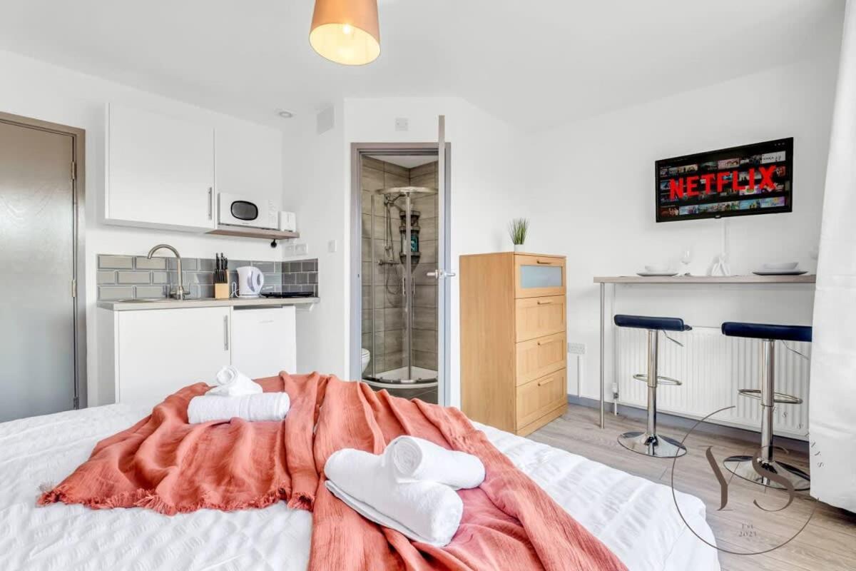 Sienna Longton Studio 2D - Wi-Fi, Alton Towers, Netflix Stoke-on-Trent Esterno foto